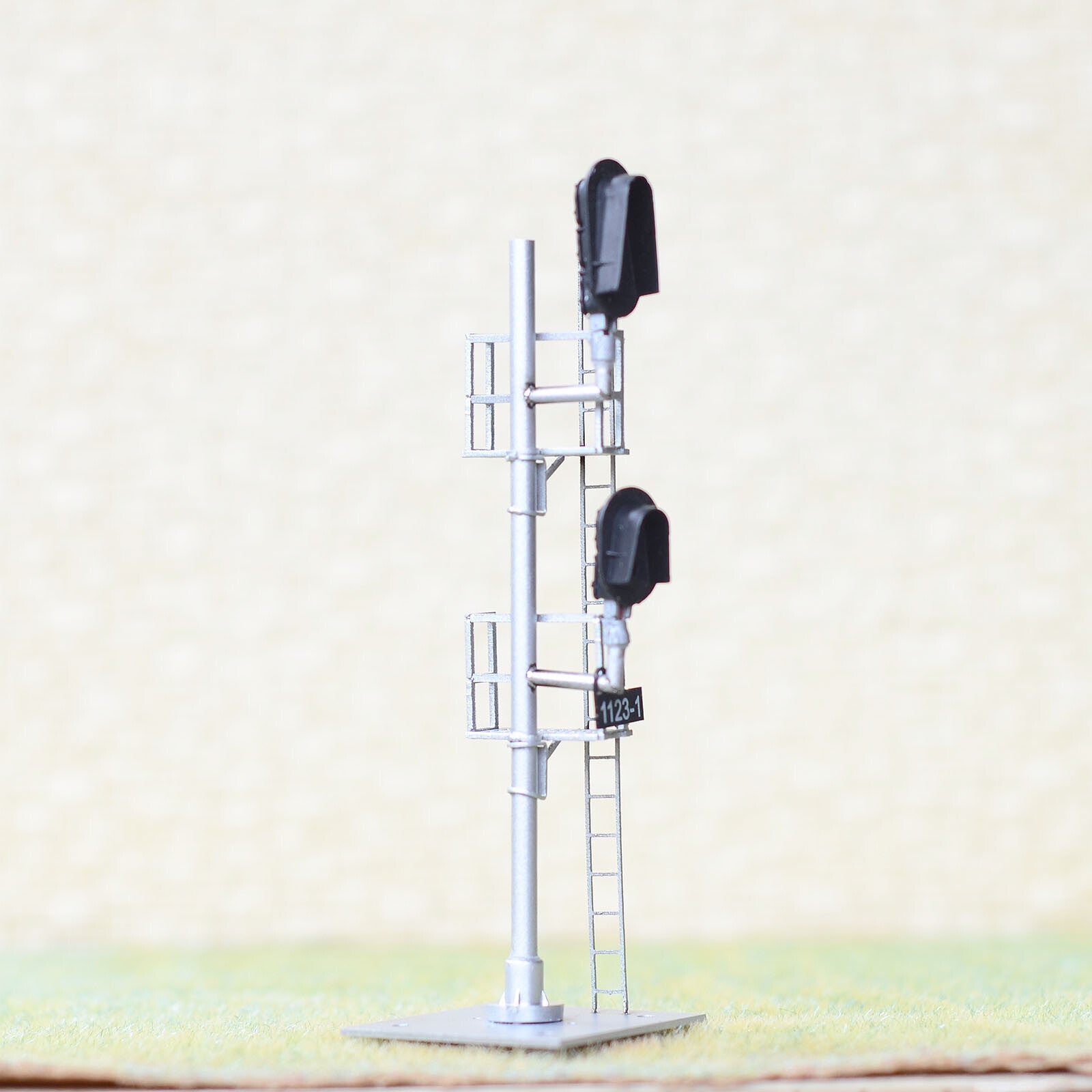 1 x HO scale model 3/2 colors block signal full sunshield metal 2 targets #U3D2