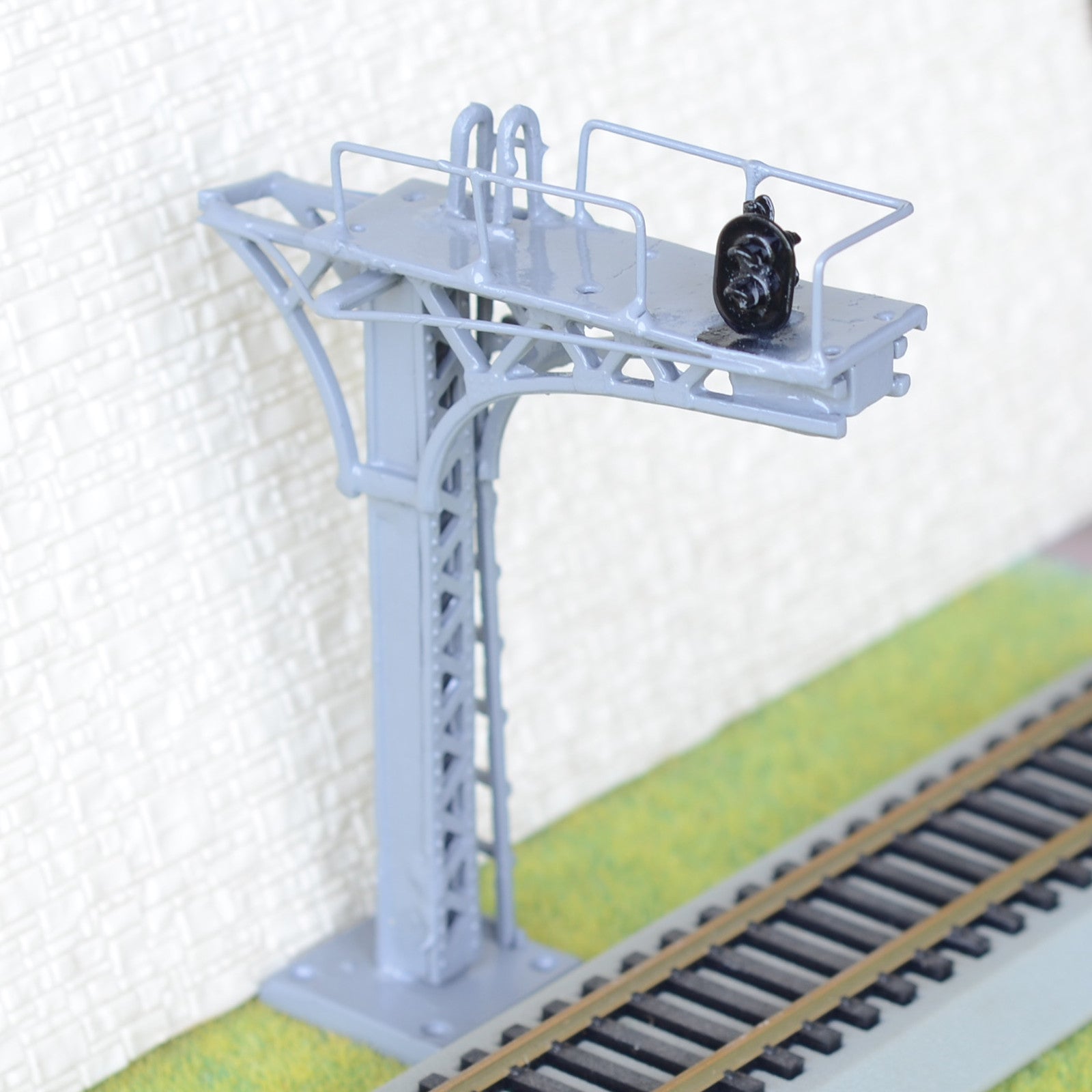 OO Model Railroad Train Tracks HO/OO Scale Cantilever Signal Bridge With Searchlight & Tricolor Lights - Metal Tricolor Signal