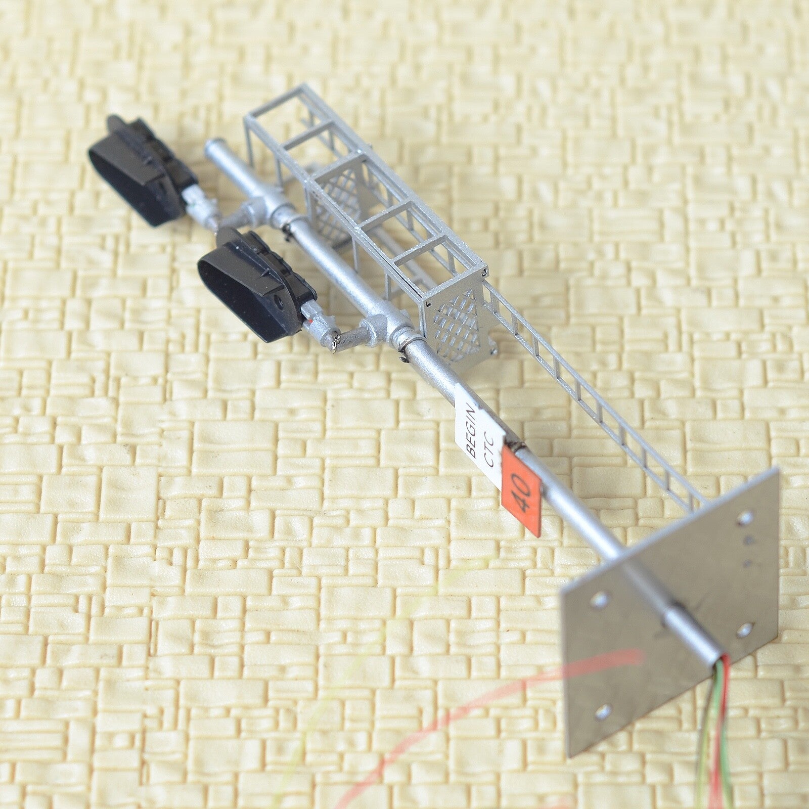 1 x HO scale model 3 colors block signal sunshield 2 heads Darth Vader style #Z2