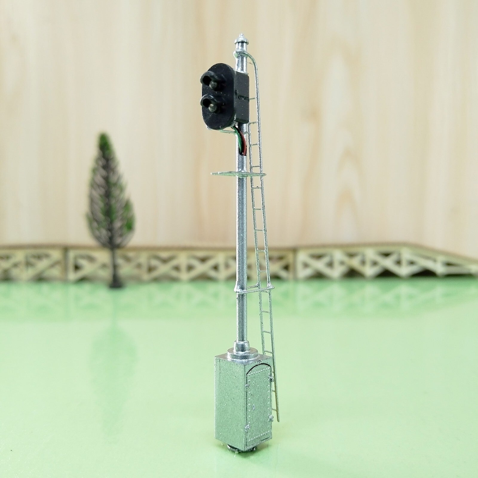 1 x HO scale model railroad tri-color block signal position with cabinet #K02C6