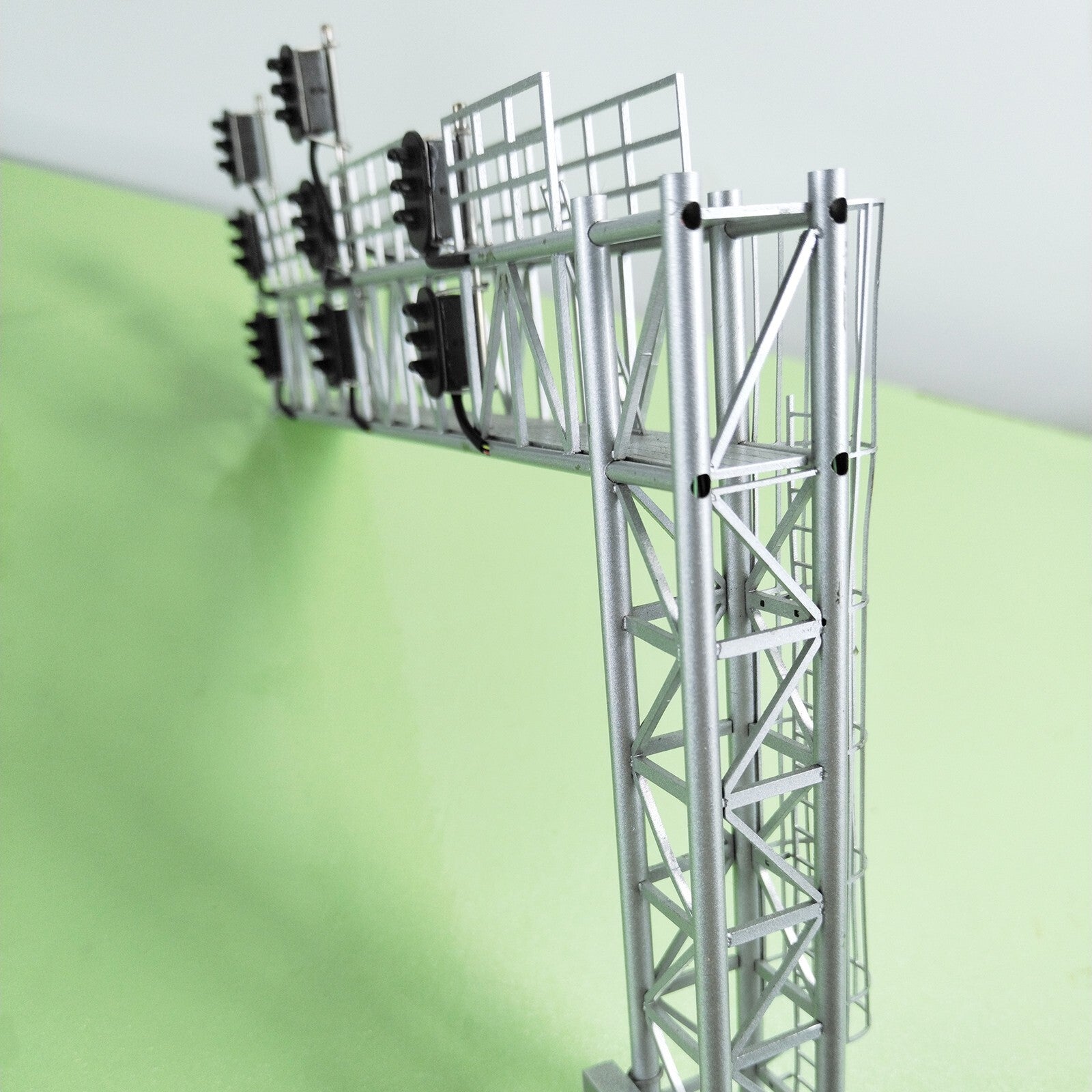1 x HO scale model 3 colors block cantilever signal 3 tracks 8 heads steel #CS8B