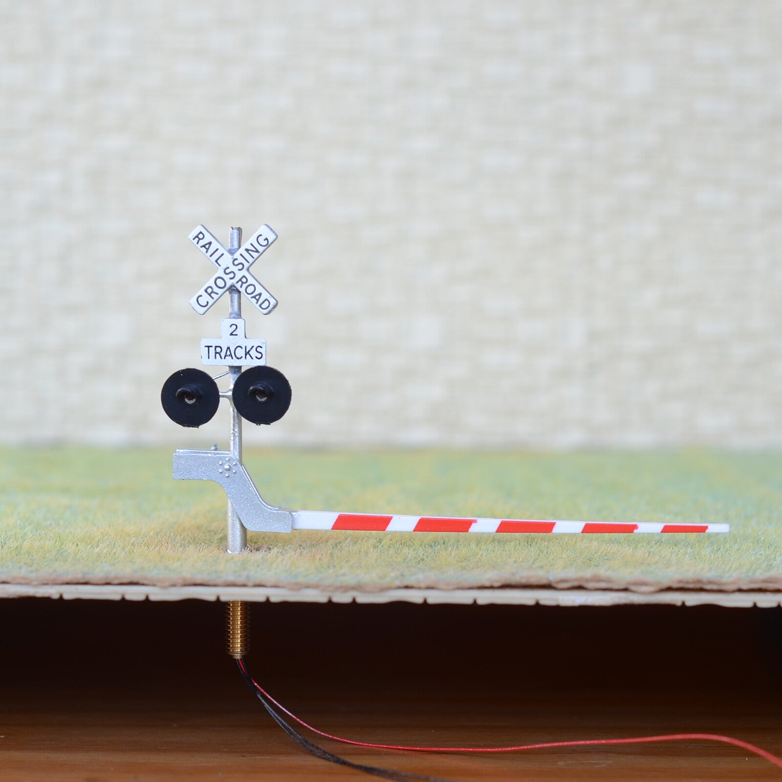 thumbnail image 2 of 2x HO Scale Railroad Grade Crossing Signal Arms With Gates - Brass Painted W/Light Function #CB23N 2 of 6