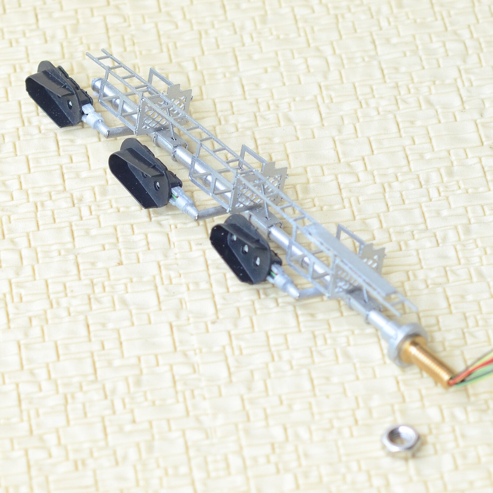 1 x HO scale model 3 colors block signal sunshield 3 heads Darth Vader style #F3