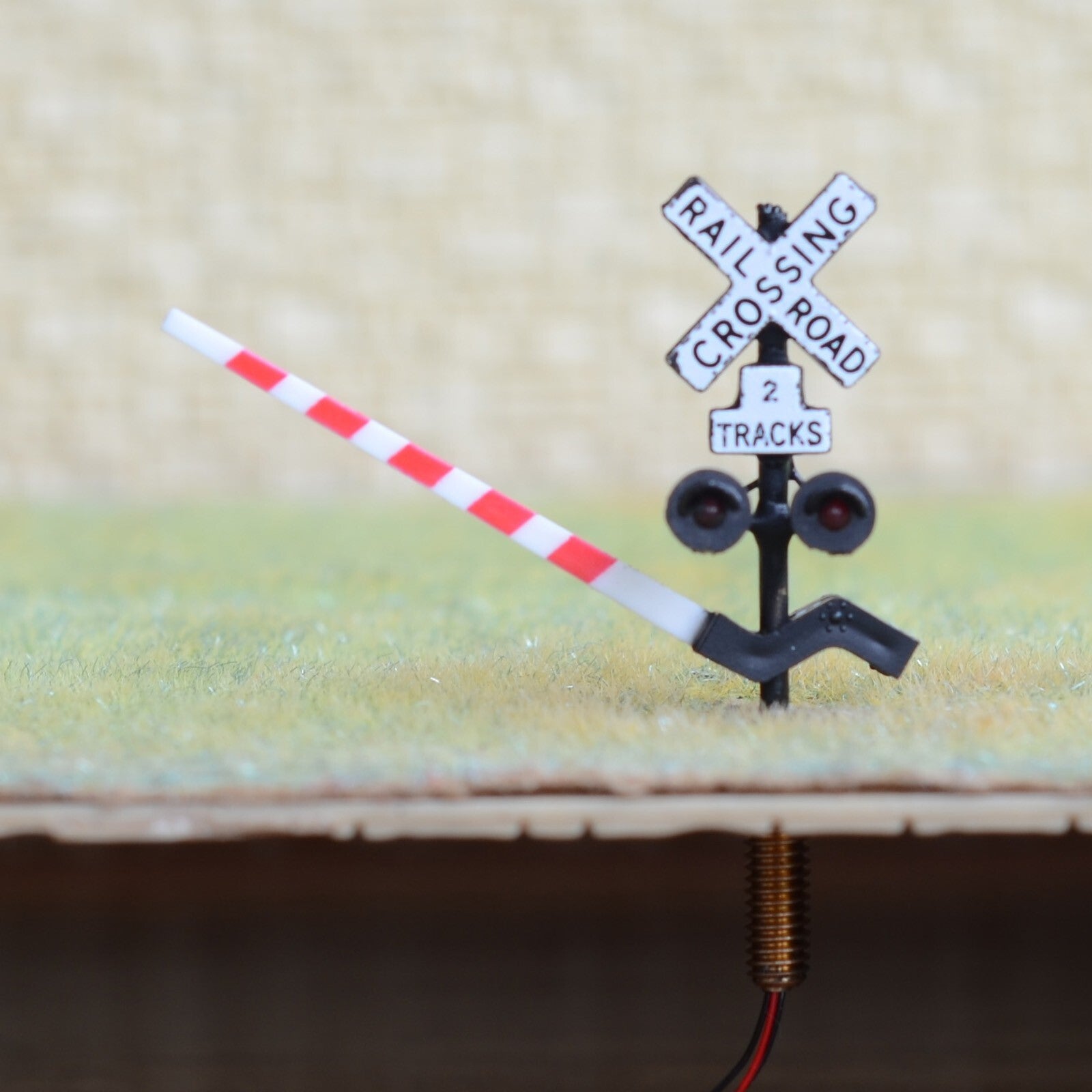 HO Scale Railroad Grade Crossing Signal Gates - 2 Arms With Stop Levers, For 2 Tracks (Silver)
