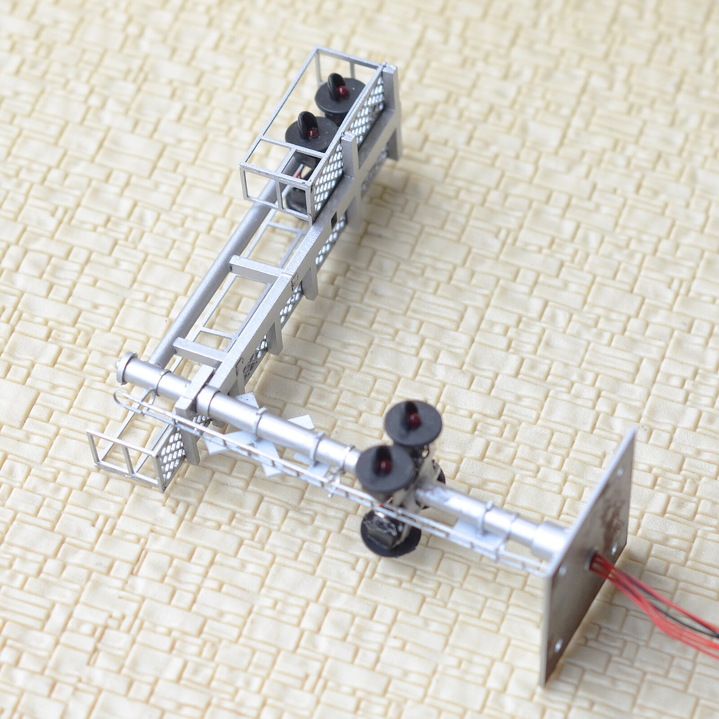 1 x HO scale model railroad cantilever grade crossing signal 3 tracks #C38