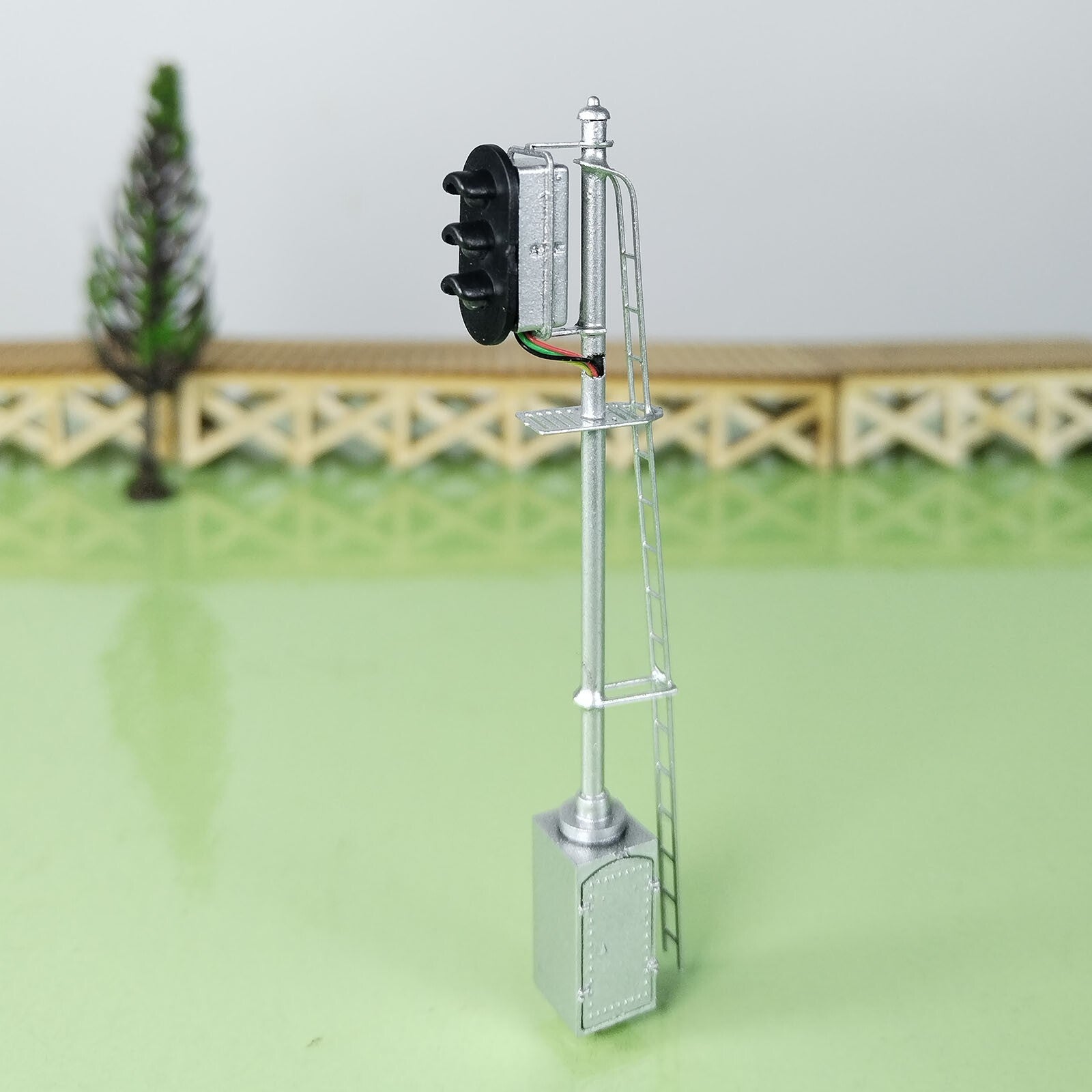 1 x HO scale model railroad tri-color block signal position with cabinet #K03C6