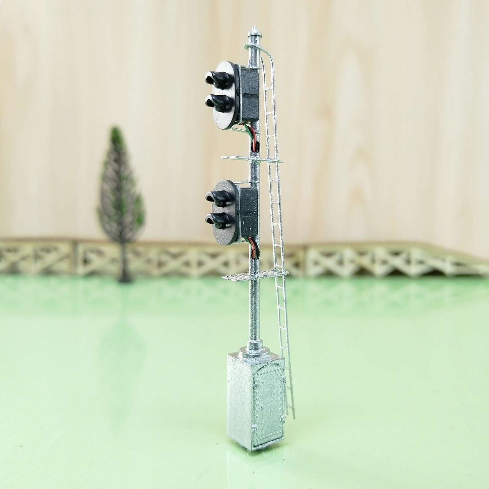 1 x HO scale model railroad tri-color block signal position with cabinet #K22C6