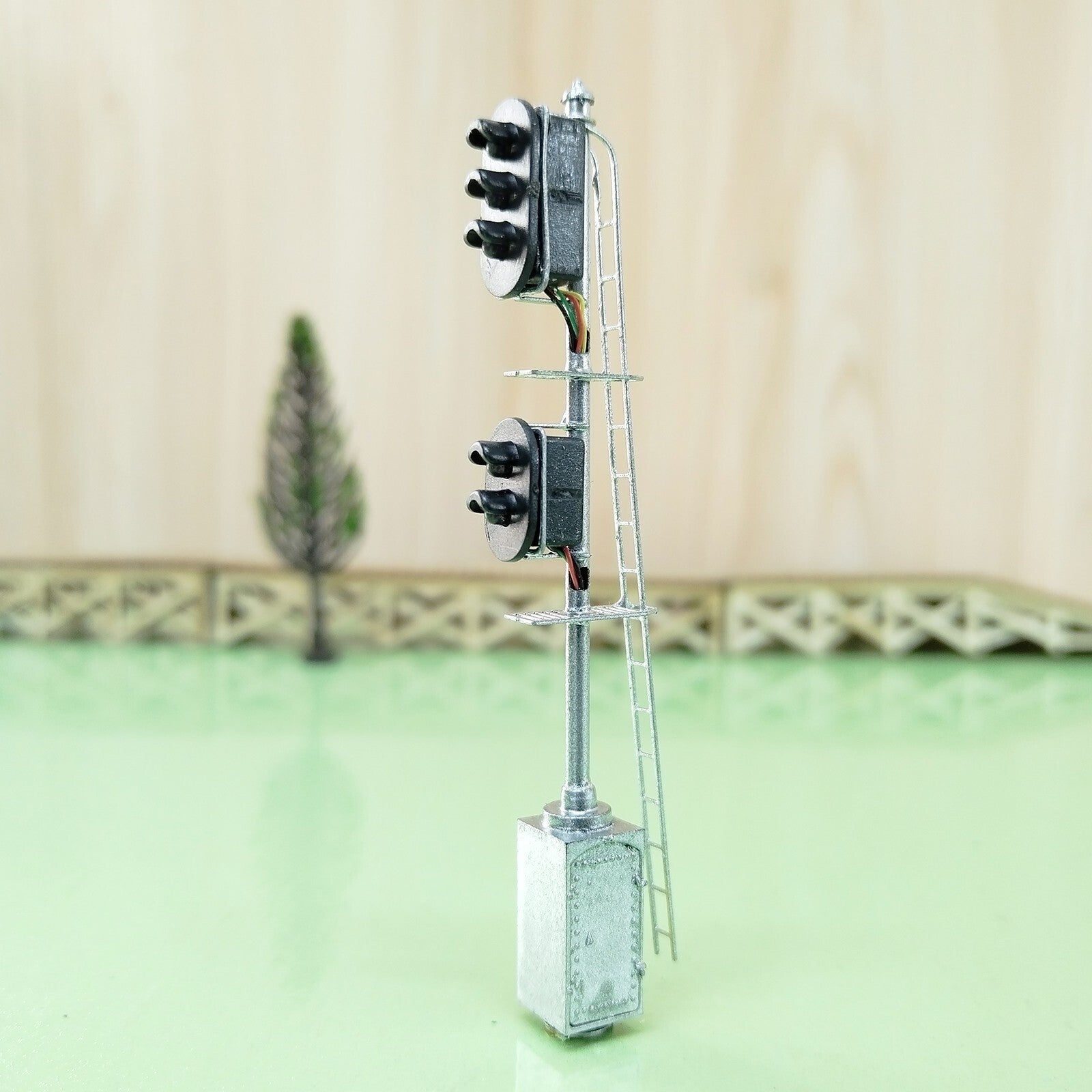 1 x HO scale model railroad tri-color block signal position with cabinet #K32C6