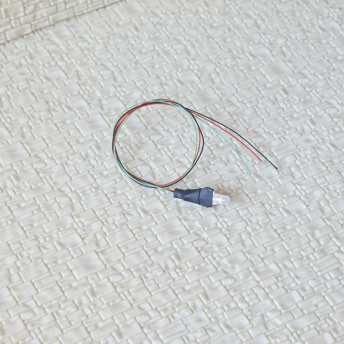 10 x pre-soldered 3mm bicolor LEDs common anode Red/Green wired 12V DC