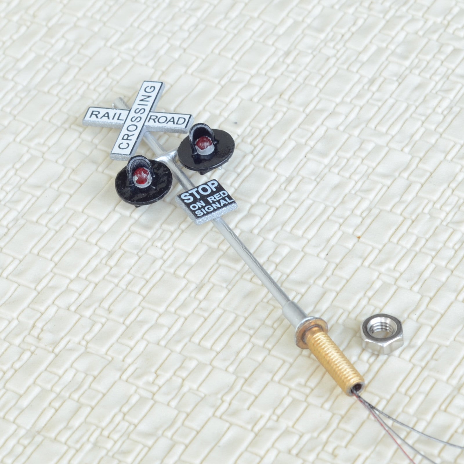 2 x OO / HO Scale Railroad Crossing Signals 2 heads + Circuit board flasher #SL2