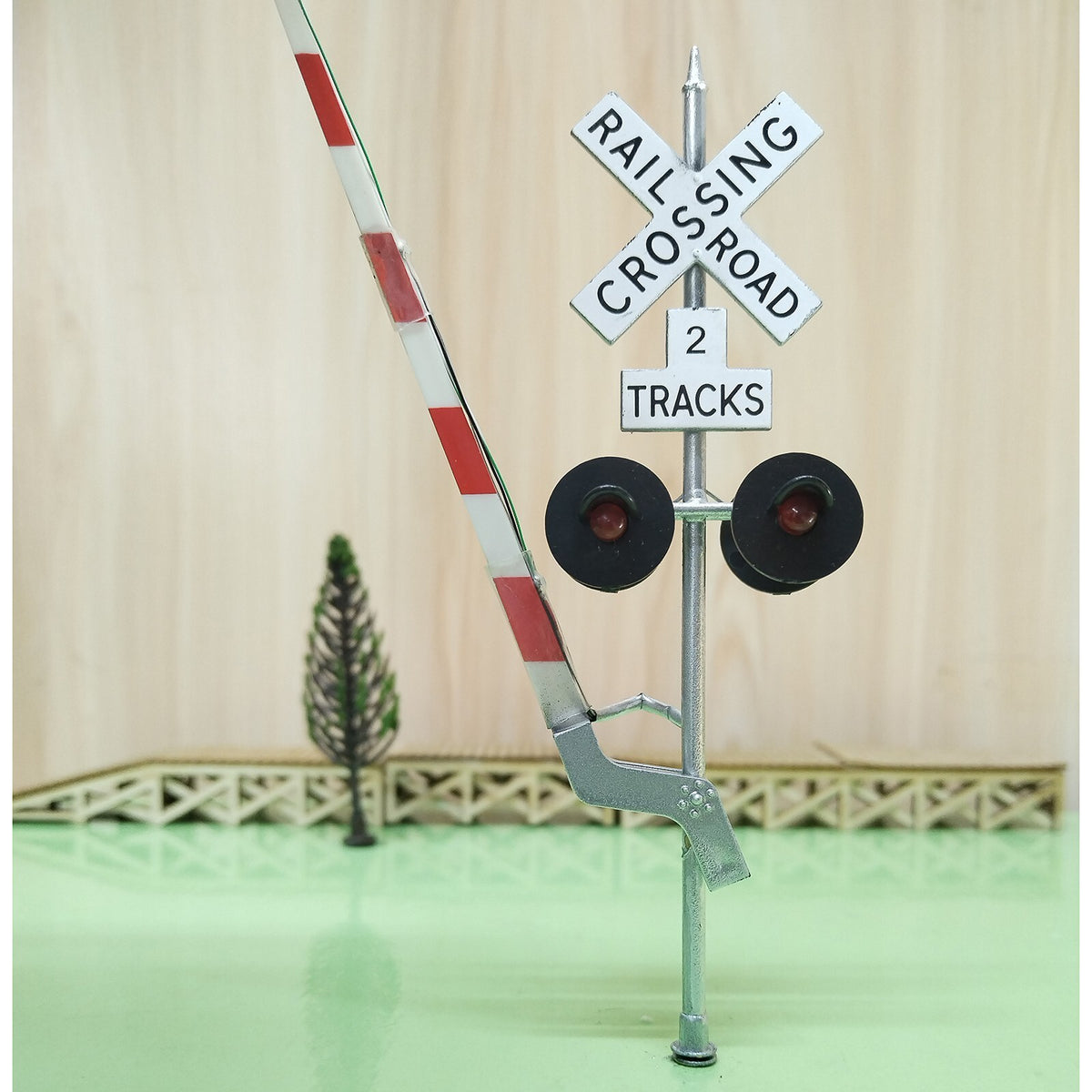 2 x O scale model grade crossing signal with gate arm barrier lights