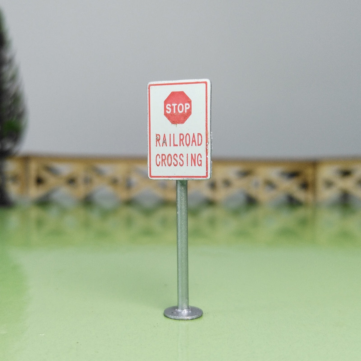 2 x HO scale railroad crossing warning sign STOP sign trackside cautio