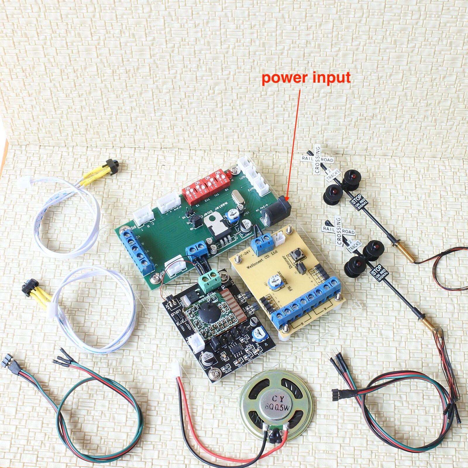 2 x OO scale crossing signals + 1 automatic control system sound effect & flash