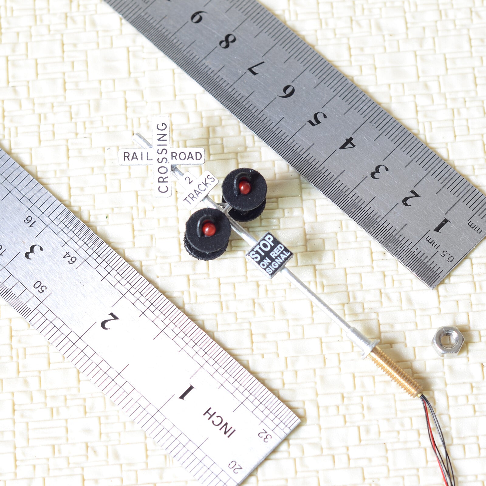 1 x OO / HO scale railroad crossing signal 4 LEDs + circuit board flasher #2SL4