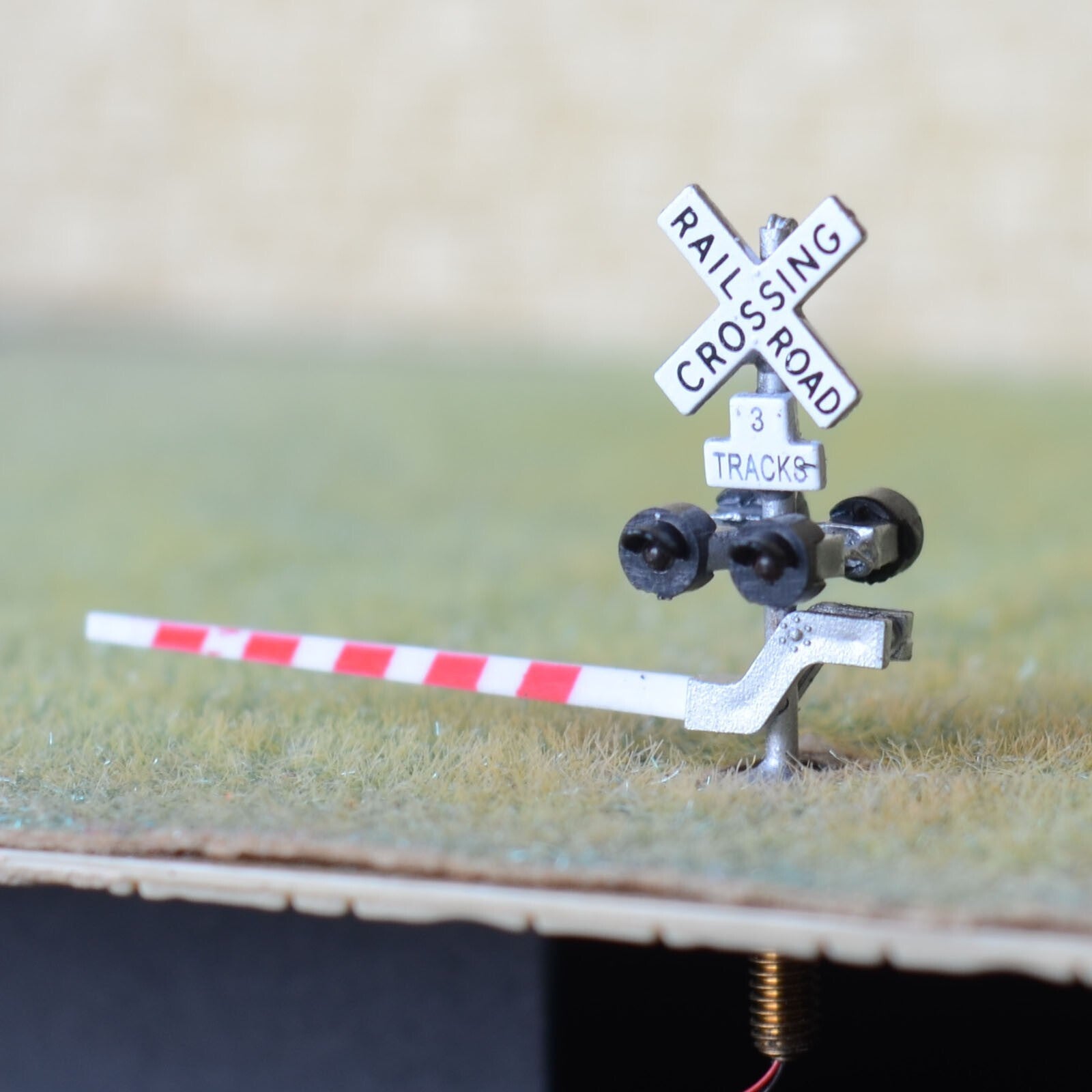 N Scale Model Railroad Crossing Signal Set – 2x Gates With Flashers, Brass, Pre-built (#NS42)