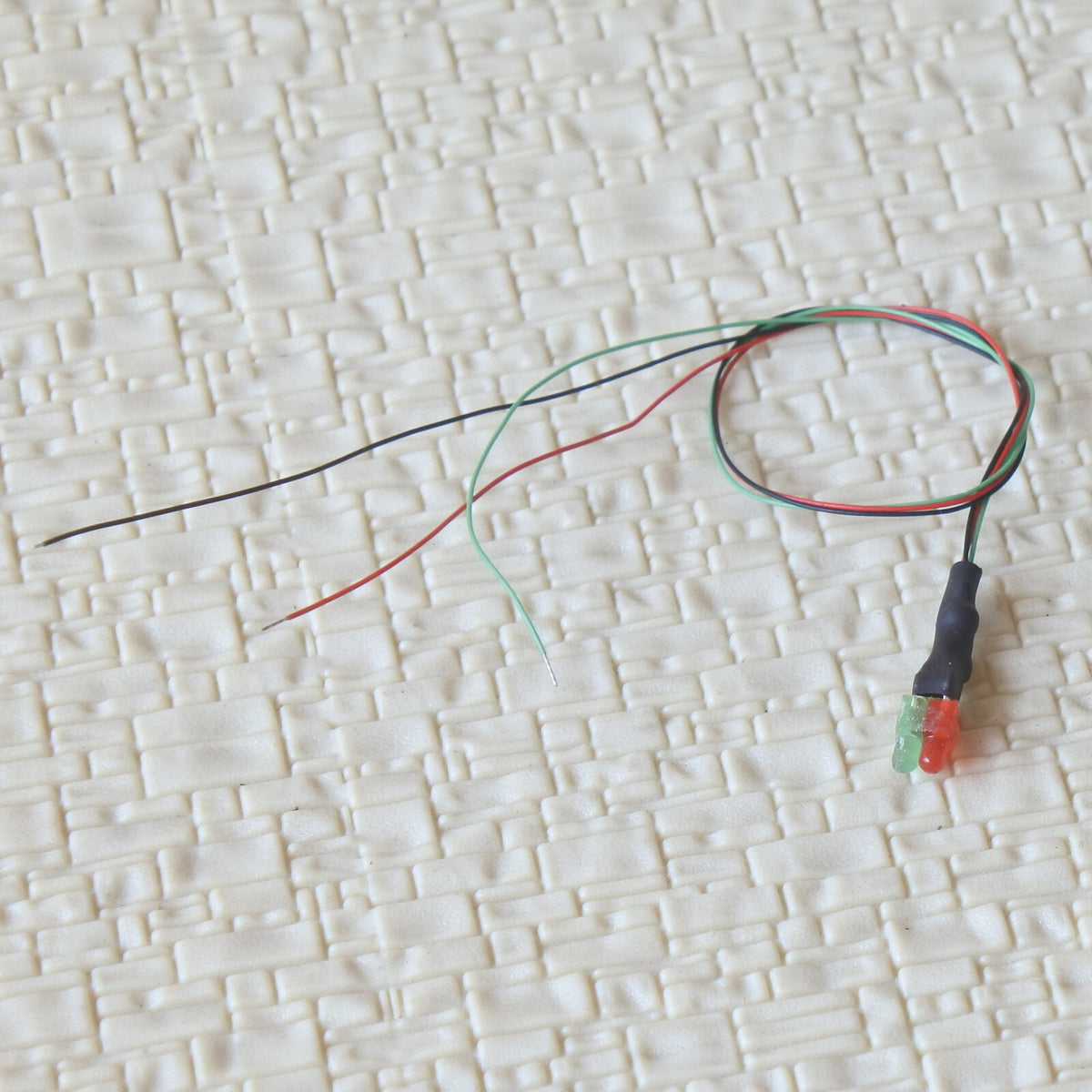 10 x pre-soldered 2mm bicolor LEDs flashing red + constant green wired