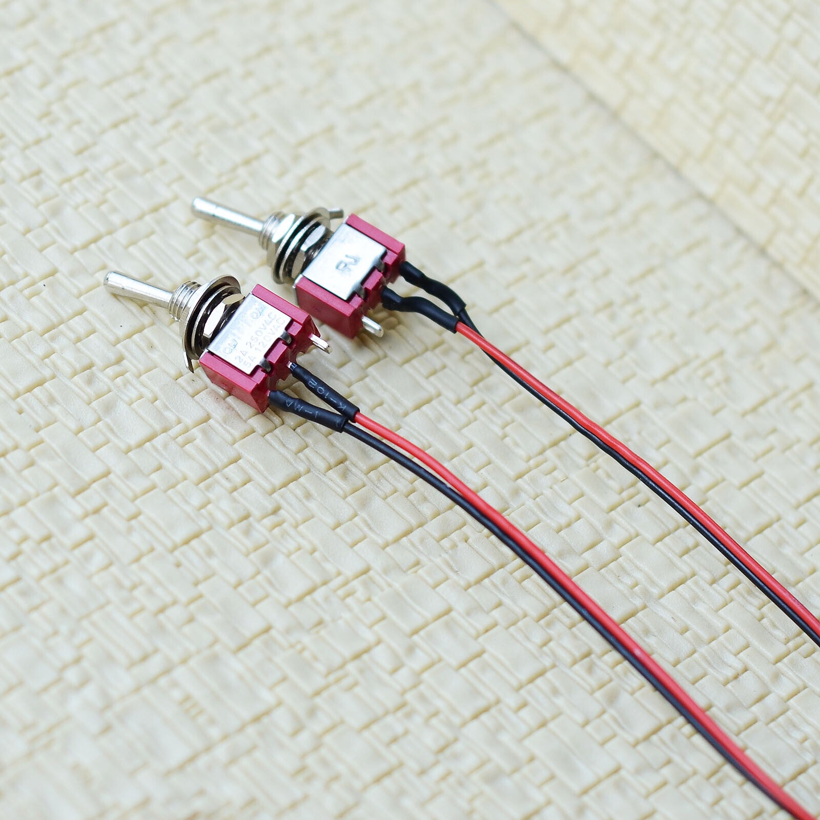 2 x wired toggle switches ON/OFF with 1 meter wire and connector power control