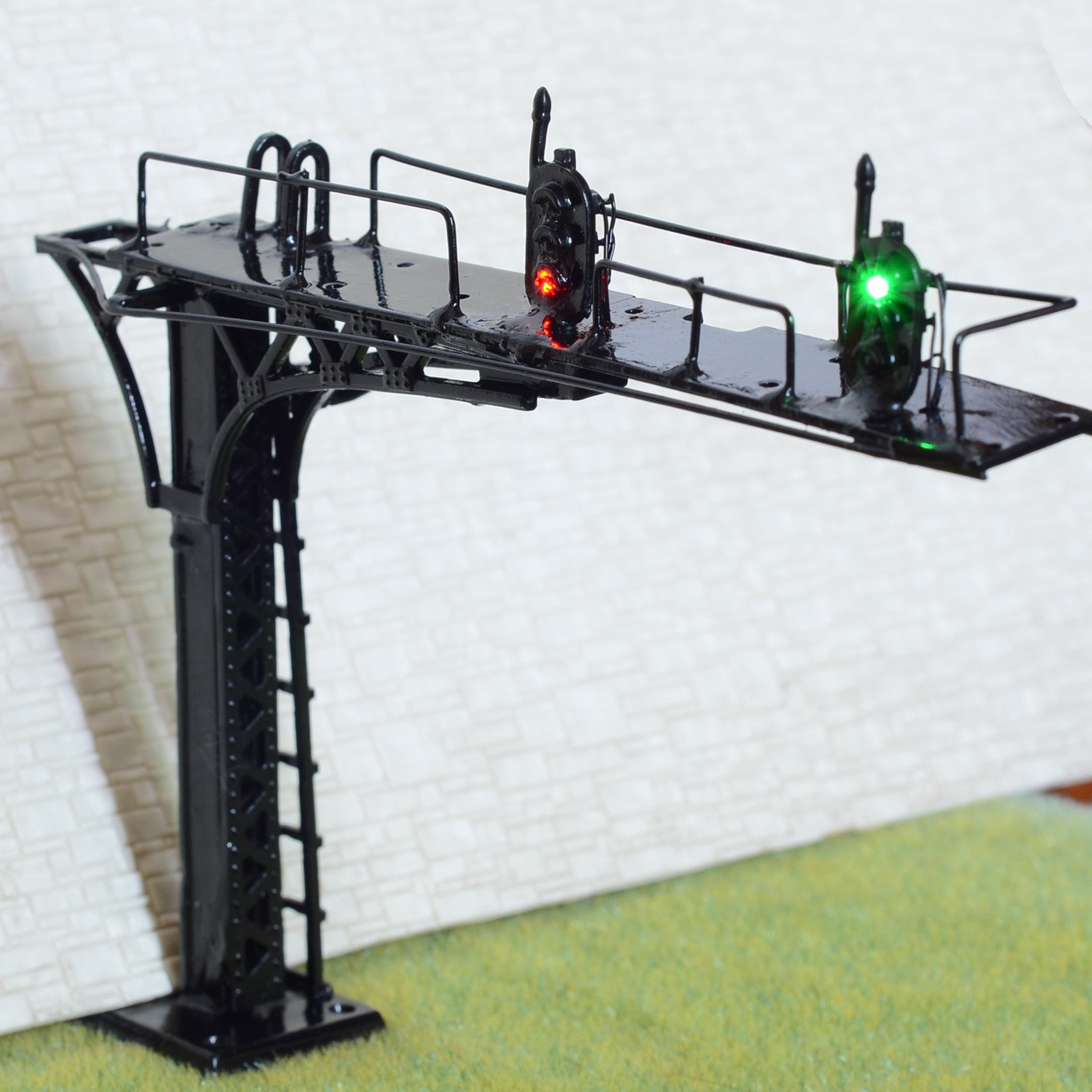 HO / OO Scale Gray Cantilever Signal Bridge – LED, 2 Aspects, Double Tracks – Right Side