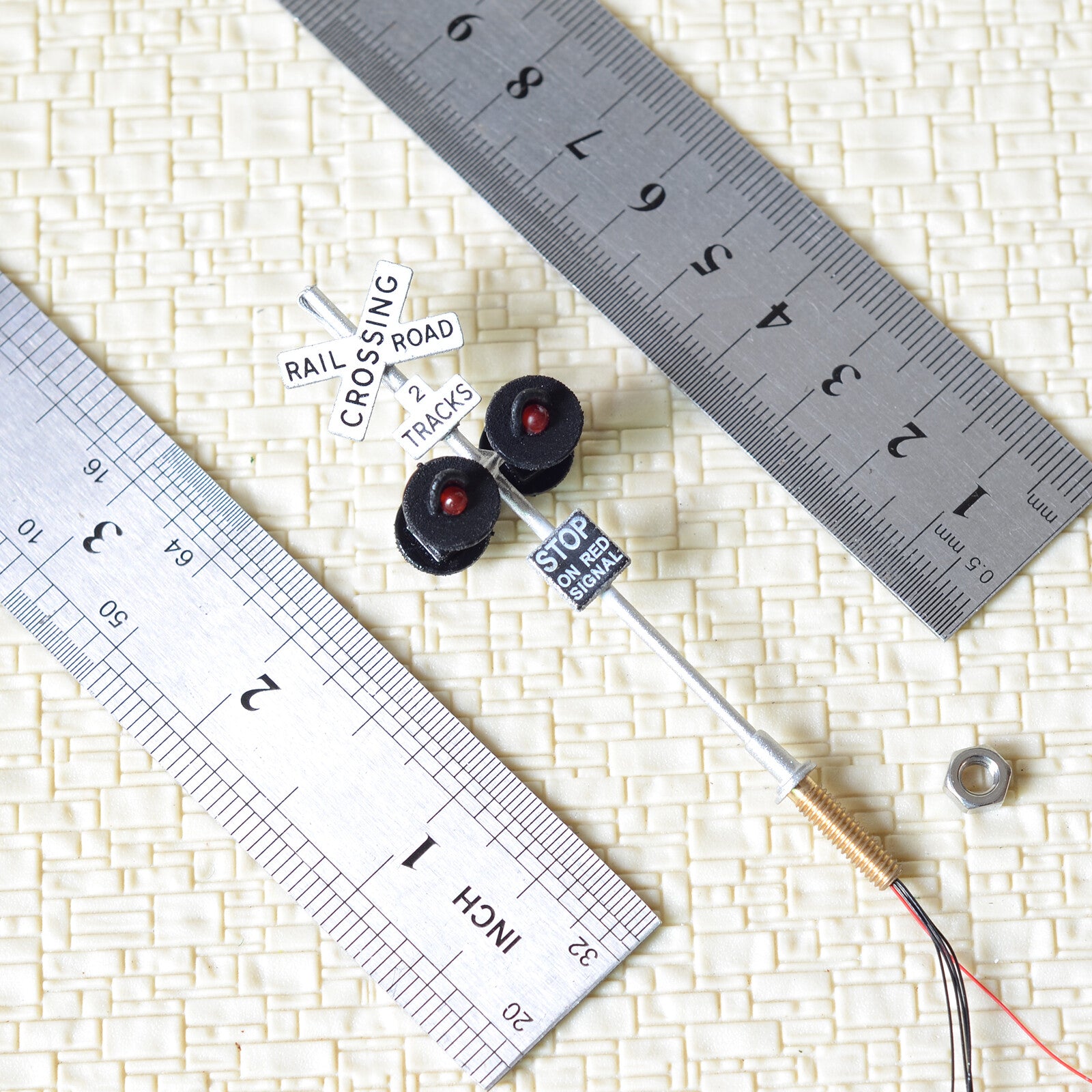 1 x OO / HO scale railroad crossing signal 4 LEDs + circuit board flasher #2SL4X