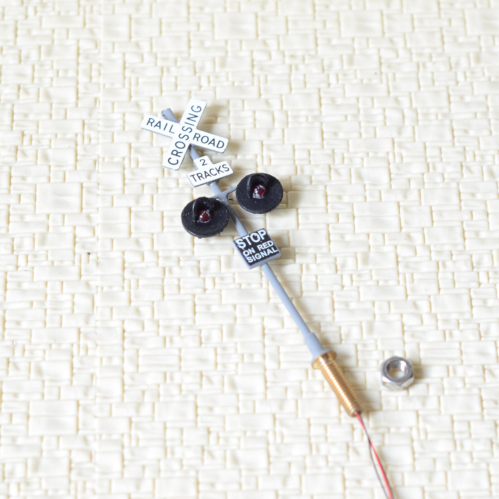 2 x OO scale railroad crossing signals 2 heads + Circuit board flasher #GR2Track