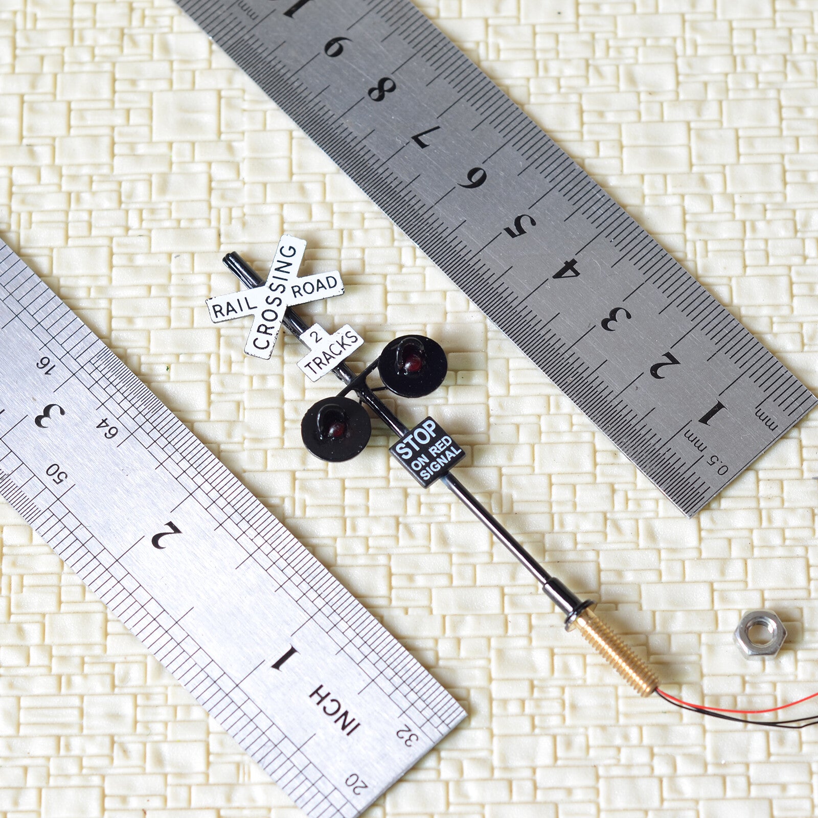 2 x OO scale railroad crossing signals 2 heads + Circuit board flasher #BL2X