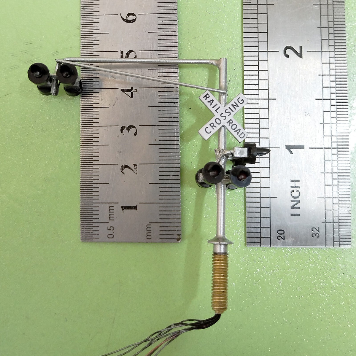 1 x N scale model cantilever grade crossing signal with assistant sign