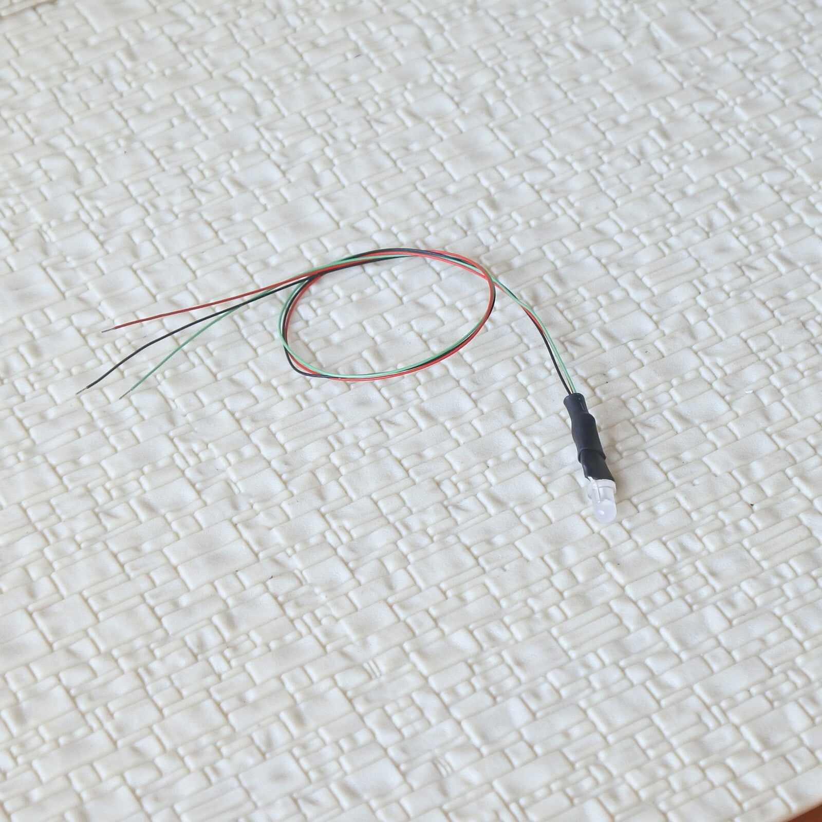 10 x pre-soldered 3mm bicolor LEDs common anode Red/Green wired 12V DC