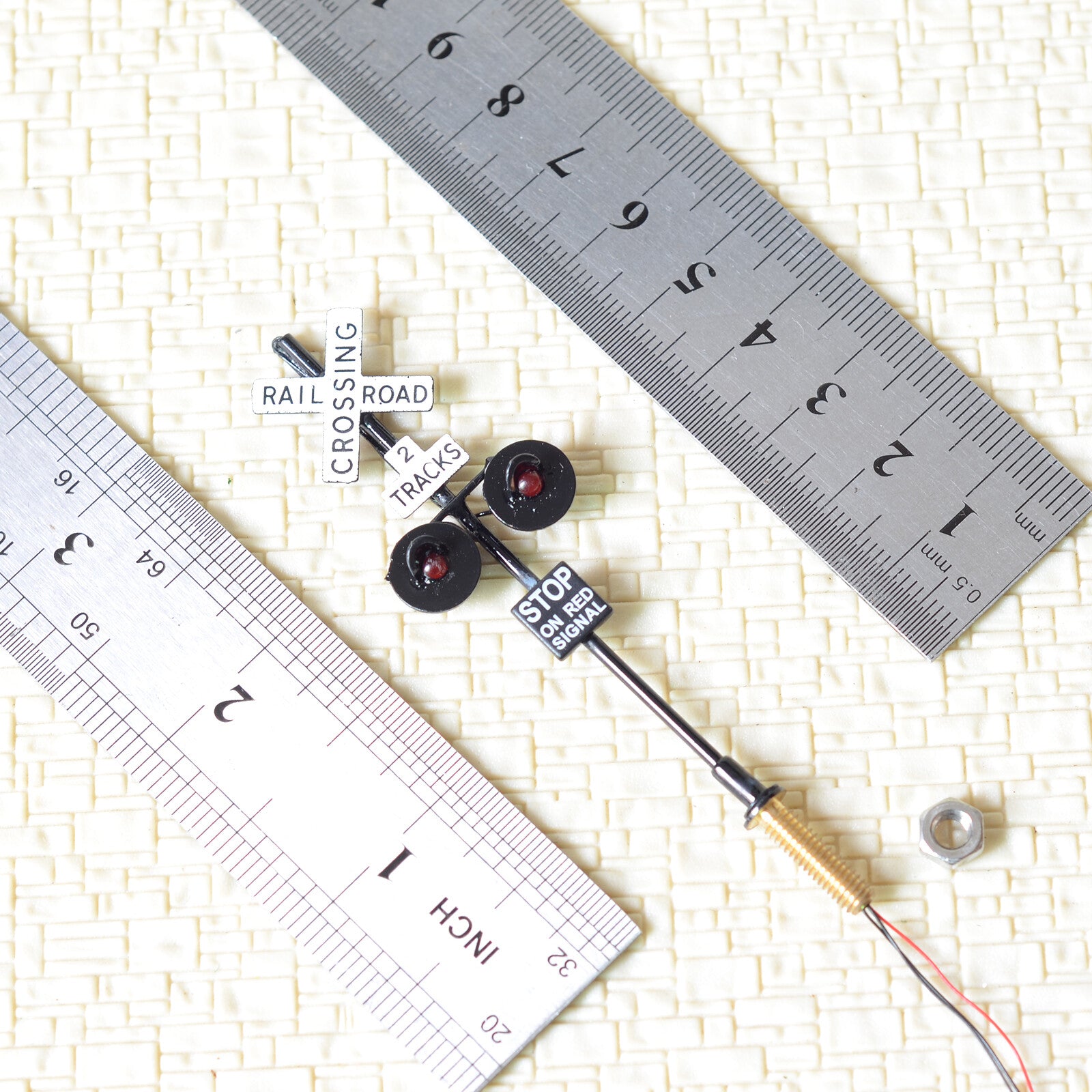 1 x OO Scale 2 tracks railroad grade crossing signal LED made 2 target black