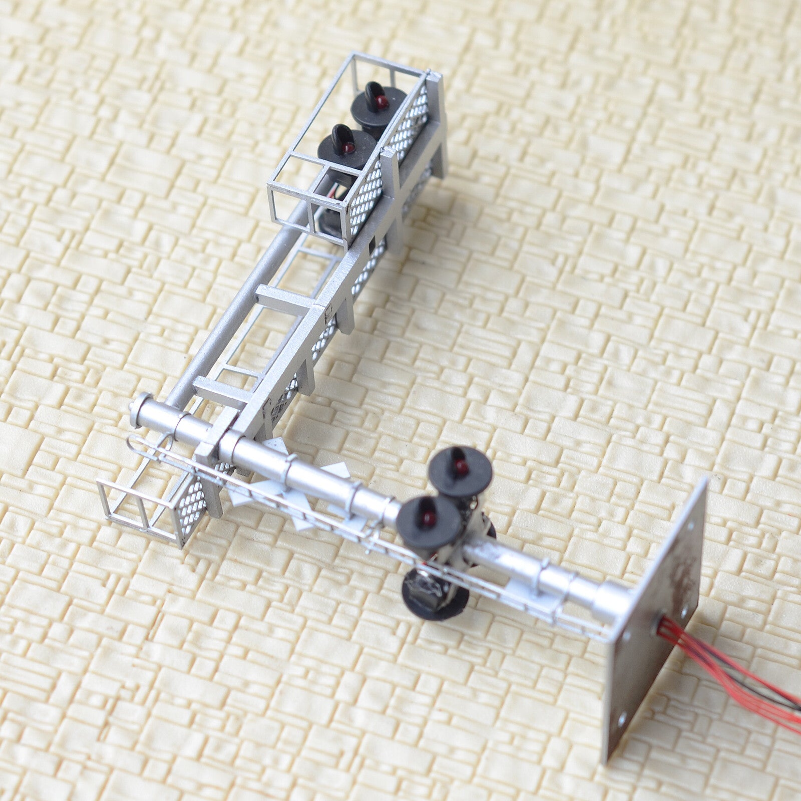 1 x HO scale model railroad cantilever grade crossing signal 3 tracks #C38