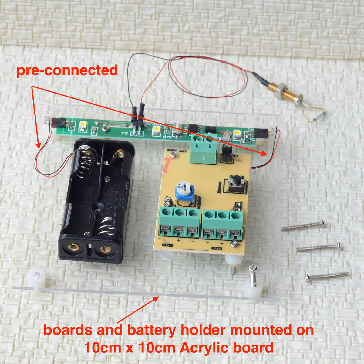 2 x HO railway crossing signals + control system by train automaticall