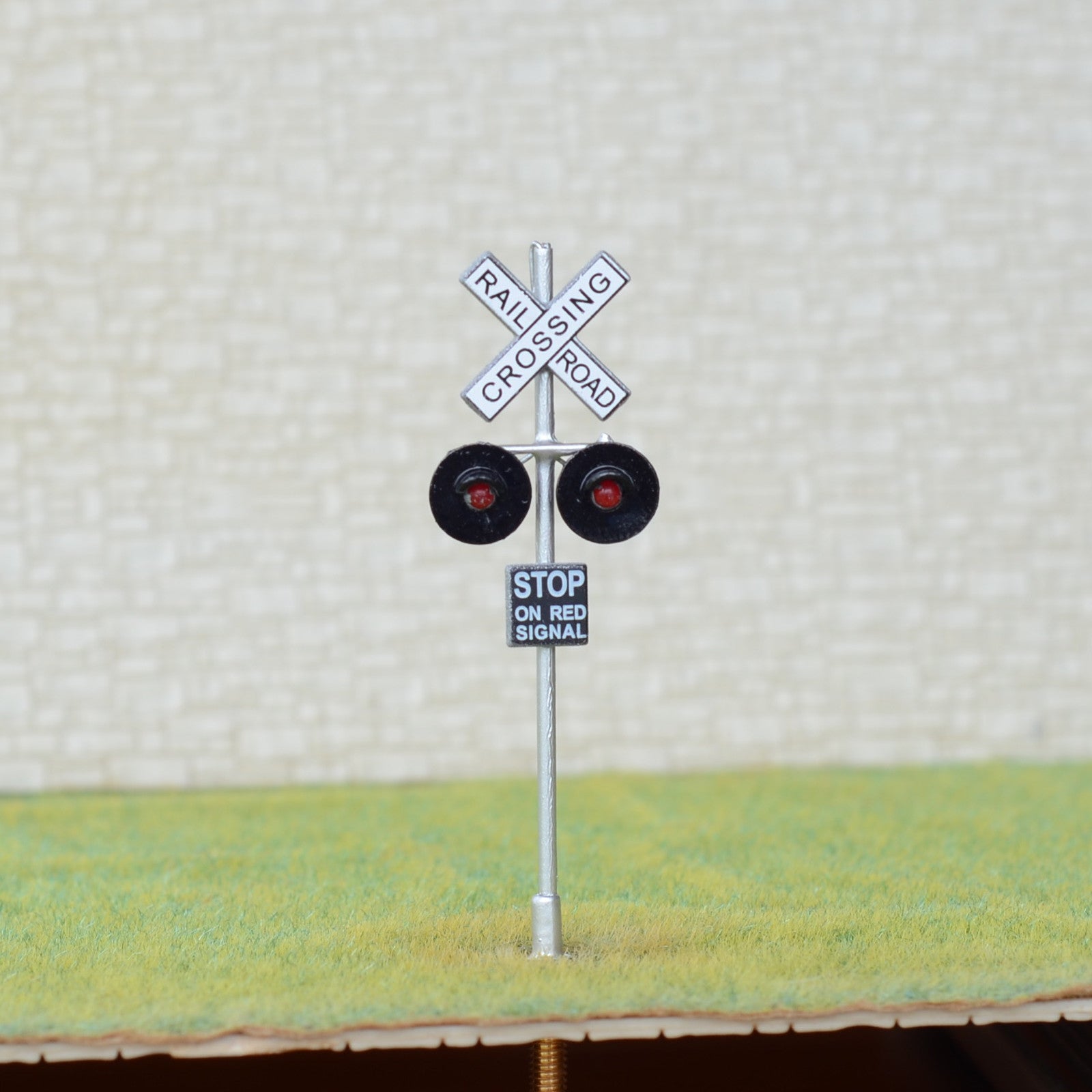 2 x OO / HO Scale Railroad Crossing Signals 2 heads + Circuit board flasher #SL2