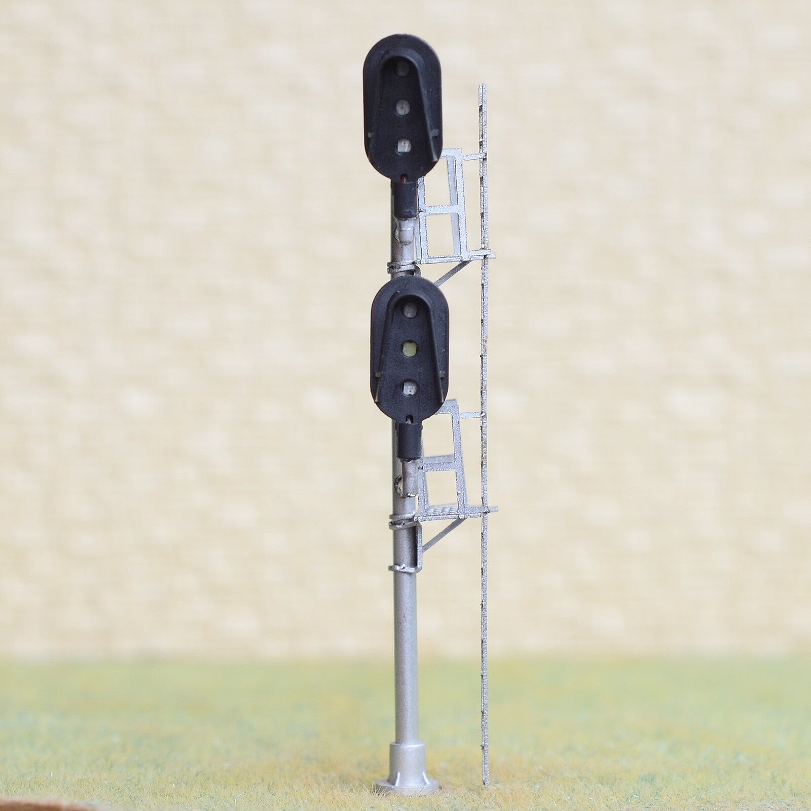 1 x HO scale 2 Head 3-color block signal Darth Vader intermediate distant #F2W