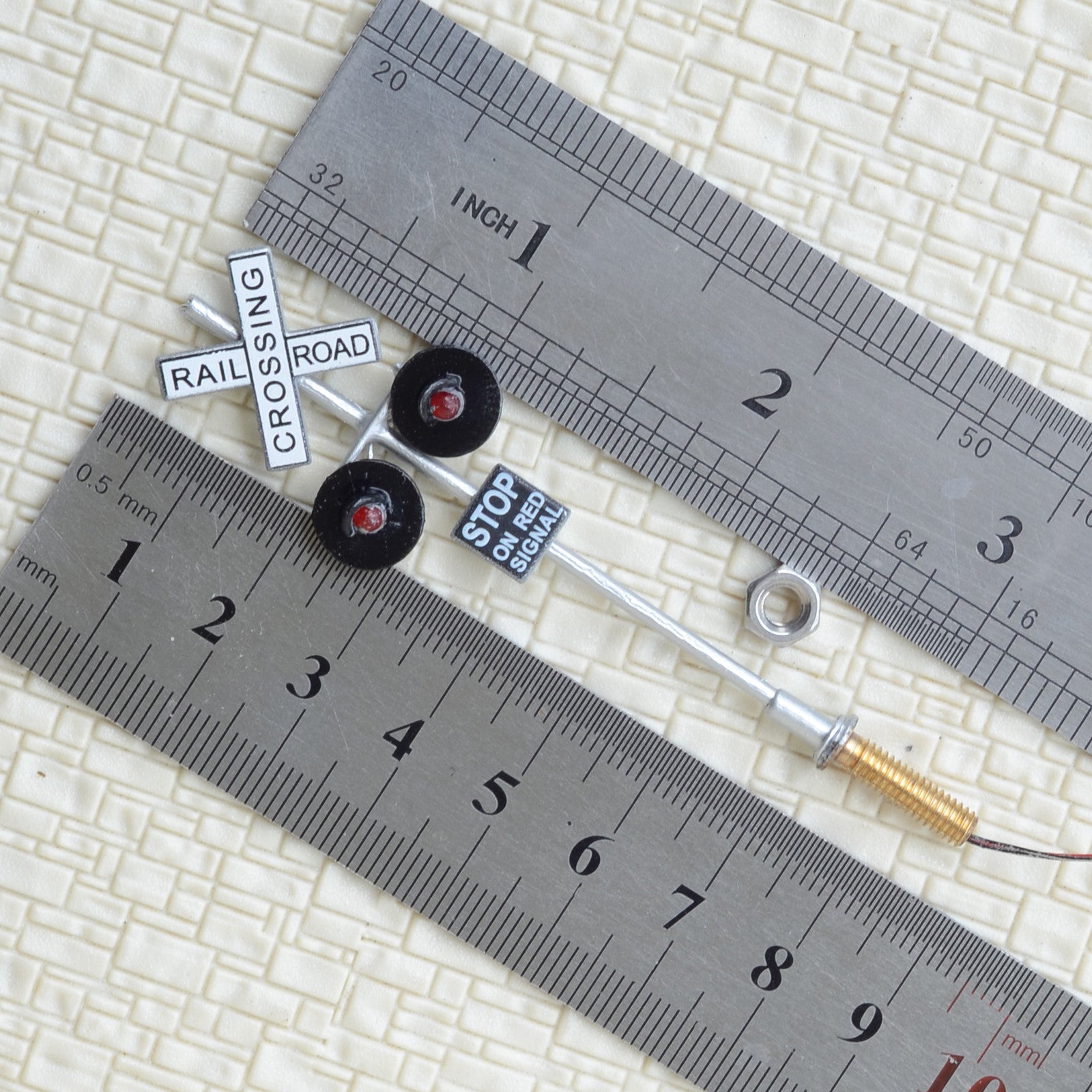 2 x OO / HO Scale Railroad Crossing Signals 2 heads + Circuit board flasher #SL2