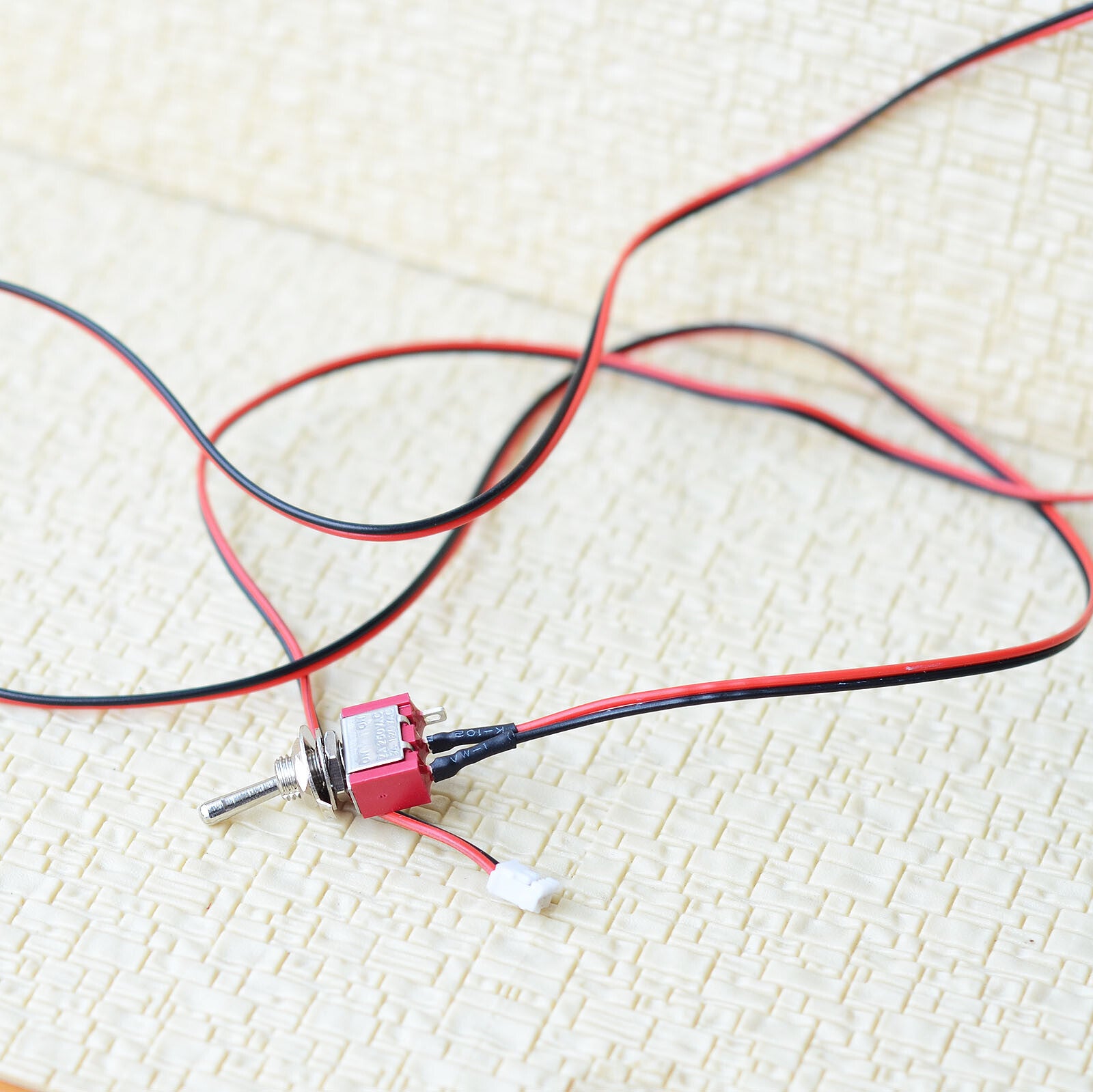 2 x wired toggle switches ON/OFF with 1 meter wire and connector power