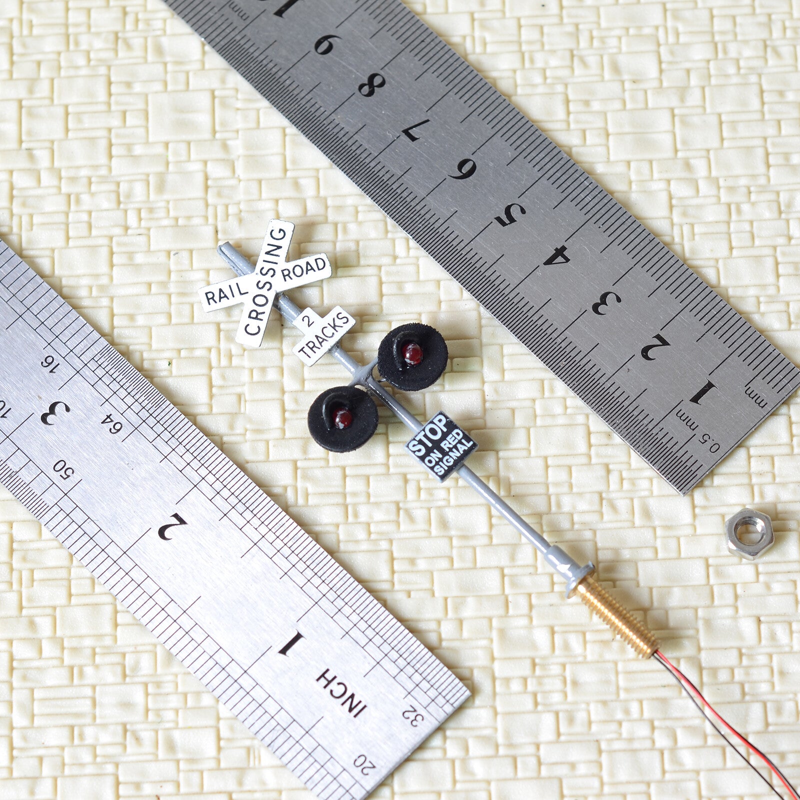 2 x OO scale railroad crossing signals 2 heads + Circuit board flasher #GR2TX